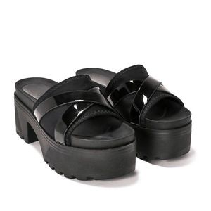 NASTY GAL GOLD RUSH PLATFORM SANDAL